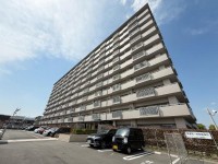 向日市、伏見区、南区の不動産なら<br>センチュリー21ユニバーサルホームサービス向日町店へ！ ペット飼育可能なマンション(規約有)！
オートロック機能付き！
スーパー・コンビニ等の買い物施設が徒歩１０分圏内！
