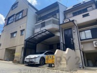 向日市、伏見区、南区の不動産なら<br>センチュリー21ユニバーサルホームサービス向日町店へ！ 全居室６帖以上の３ＬＤＫ！
閑静な住宅地！前道広々６ｍで駐車もラクラク♪
商業施設多数が徒歩圏内にあり生活に便利な立地！
