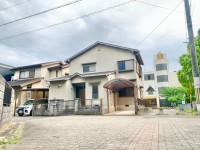 向日市、伏見区、南区の不動産なら<br>センチュリー21ユニバーサルホームサービス向日町店へ！ 建築条件無し売土地☆お好きなハウスメーカー・工務店で建築可能！
３方角地につき通風・日当たり良好！☆土地４５．３８坪！
小学校まで徒歩１分♪お子様の通学も安心です！