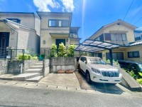 向日市、伏見区、南区の不動産なら<br>センチュリー21ユニバーサルホームサービス向日町店へ！ 窓から見える緑・山は四季を感じられる緑豊かな立地です。
前道広々約６メートル！閑静な住宅街です！
高雄病院まで徒歩１分！南面にバルコニーが付いております！