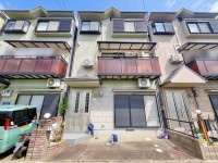 向日市、伏見区、南区の不動産なら<br>センチュリー21ユニバーサルホームサービス向日町店へ！ ２０２３年６月リフォーム済！
２階リビングにつき日当り・通風良好！
前道約６ｍのため、駐車が苦手な方も安心です！