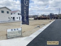 JR『園部駅』まで徒歩15分と通勤・通学便利!
建築条件無し売土地の為、お好きなハウスメーカー・工務店で建築可能!
閑静な住宅地で前面道路広々6m♪