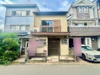 向日市、伏見区、南区の不動産なら<br>センチュリー21ユニバーサルホームサービス向日町店へ！ 建築条件無し土地！お好きなハウスメーカー・工務店で建築可能☆
即引渡し可☆前道道路幅員約６ｍ♪駐車も安心です！
南向き・採光通風良好♪