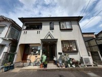 向日市、伏見区、南区の不動産なら<br>センチュリー21ユニバーサルホームサービス向日町店へ！ １４帖のＬＤＫを中心に洋室３部屋と和室を備えた４ＬＤＫ！
閑静な住宅地！小学校が近くてお子様の通学も安心です♪
リフォームのご相談も承っております！
