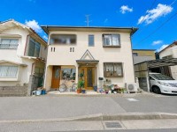 １２帖のＬＤＫを中心に洋室３部屋と和室を備えた４ＬＤＫ！
閑静な住宅地！小学校が近くてお子様の通学も安心です♪
リフォームのご相談も承っております！