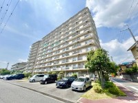 向日市、伏見区、南区の不動産なら<br>センチュリー21ユニバーサルホームサービス向日町店へ！ 【フルリノベーションお渡し】
ＪＲ「長岡京」駅まで徒歩１１分！小学校まで徒歩６分！
周辺施設も徒歩圏内に充実！通勤・通学・お出かけに便利な立地です♪


