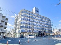 向日市、伏見区、南区の不動産なら<br>センチュリー21ユニバーサルホームサービス向日町店へ！ 京福「北野白梅町」駅まで徒歩６分！
南西角部屋の為、陽当り・通風良好◎
専有面積広々１１５．２７平米！ペット飼育可能！（規約有）