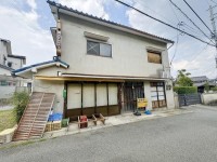 向日市、伏見区、南区の不動産なら<br>センチュリー21ユニバーサルホームサービス向日町店へ！ 阪急「西山天王山」駅まで徒歩１０分！
建築条件無土地！お好きなハウスメーカー・工務店で建築可能！
南向きにつき陽当たり良好！土地広々約９４坪！