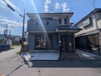向日市、伏見区、南区の不動産なら<br>センチュリー21ユニバーサルホームサービス向日町店へ！ ２０２６年８月末にフルリフォーム完成！南東角地で陽当たり・風通し良好！
全居室６帖以上の４ＬＤＫ！駐車場はカーポート付き♪
教育施設やスーパーが徒歩１０分圏内！