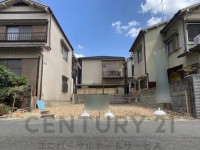 向日市、伏見区、南区の不動産なら<br>センチュリー21ユニバーサルホームサービス向日町店へ！ 建築条件無しにつきお好きな工務店・ハウスメーカーで建築可能♪
現況更地！間口広々６．３メートル！
閑静な住宅地につき交通量少なめで安心！