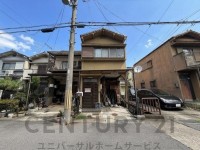 向日市、伏見区、南区の不動産なら<br>センチュリー21ユニバーサルホームサービス向日町店へ！ 南向きにつき陽当たり・通風良好の４ＤＫ！
全居室６帖以上！空家の為、即引き渡し可！
前道幅員約６メートルと駐車もラクラク♪