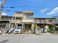 向日市、伏見区、南区の不動産なら<br>センチュリー21ユニバーサルホームサービス向日町店へ！ 南東向きで陽当り良好☆
建築条件無し土地！お好きなハウスメーカー・工務店で建築可能です♪
前面道路広々約６ｍ！買物施設や銀行・病院まで徒歩圏内◎