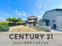 向日市、伏見区、南区の不動産なら<br>センチュリー21ユニバーサルホームサービス向日町店へ！ 阪急「松尾大社」駅まで徒歩９分！土地約２９．９９坪！
建築条件無し土地！お好きなハウスメーカー・工務店で建築可能です♪
東側が公園の為、陽当り・通風良好☆
