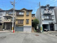 車庫付き4LDK!オーナーチェンジ物件!
2011年改装済み!オール電化住宅!
小学校まで徒歩圏内とお子様の通学に安心の立地です!